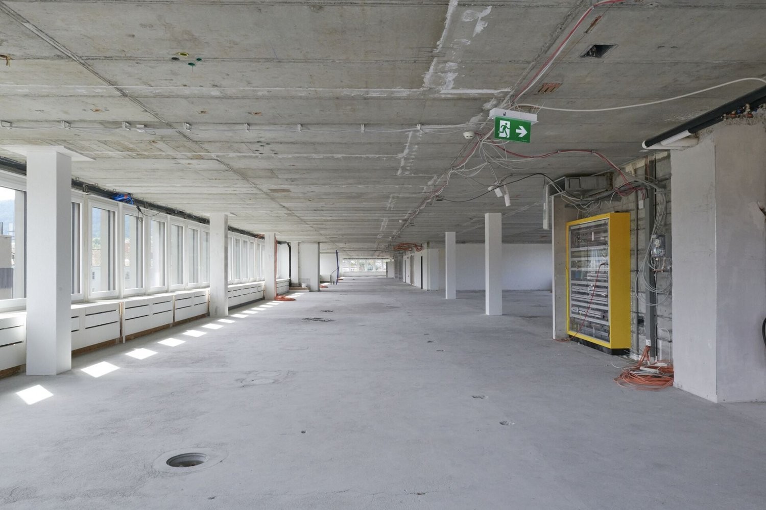 765m² office