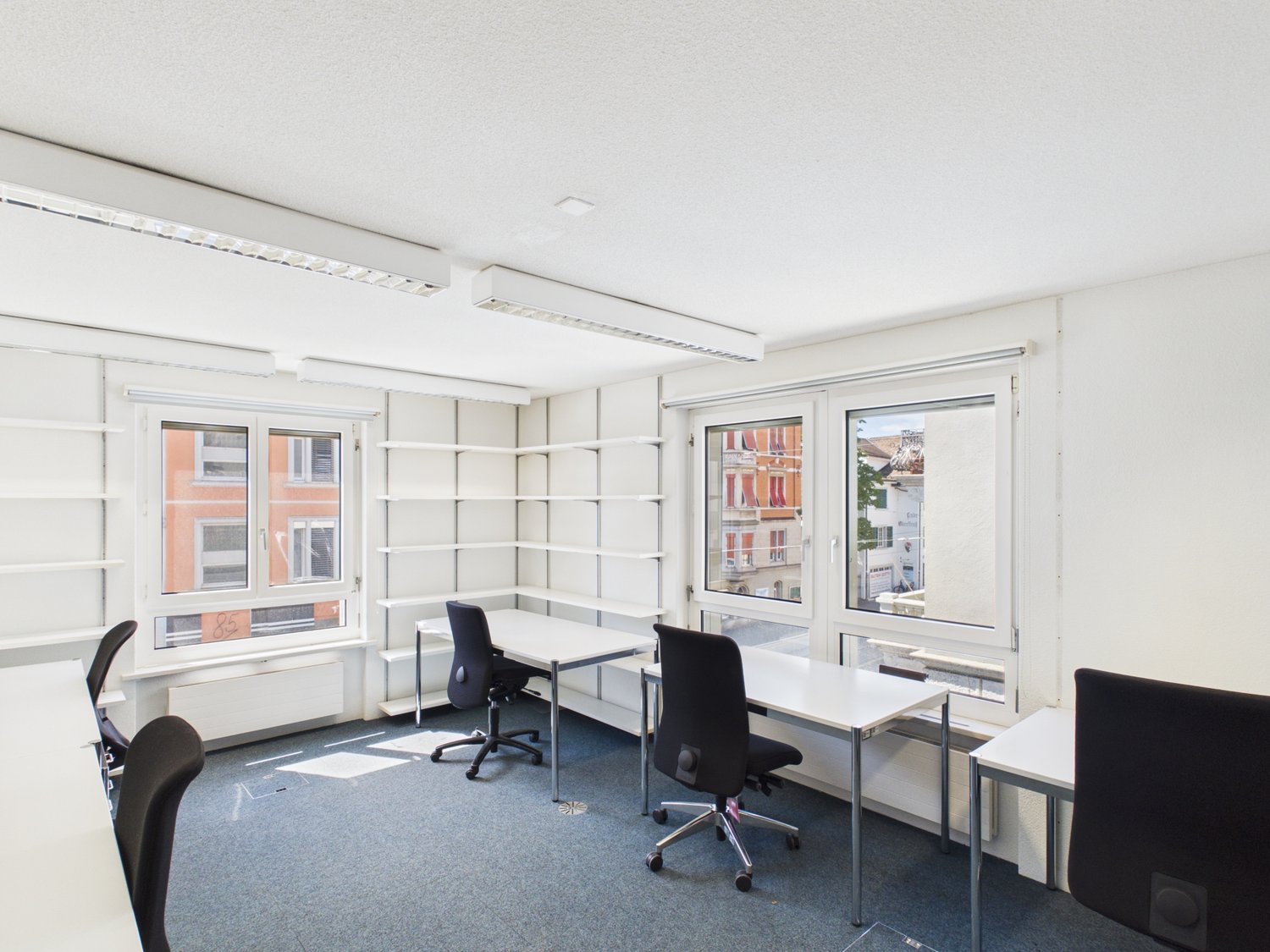 697m² office