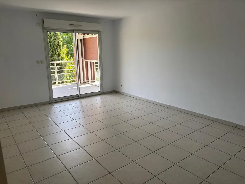 Beautiful and well-maintained 2-room apartment with 62 m² on the 2nd upper floor of a quiet and well-maintained residential building with a lift.

The apartment features a spacious living room with direct access to the 22 m² terrace, a separate kitchen, a bedroom with a built-in wardrobe, a bathro