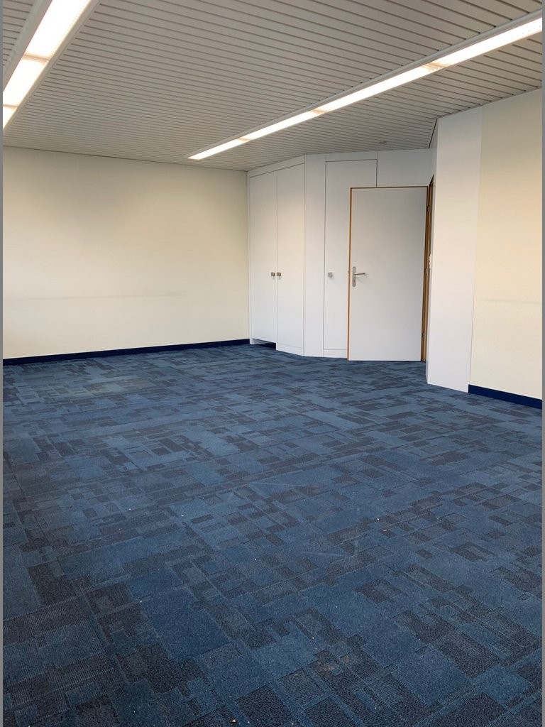 242m² office