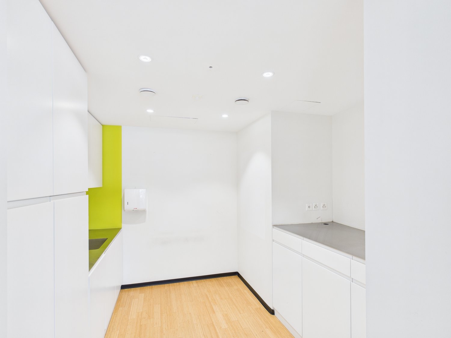 1066m² office