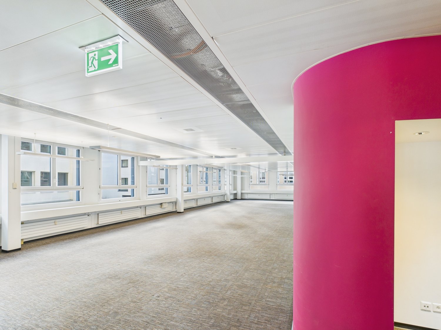 1066m² office