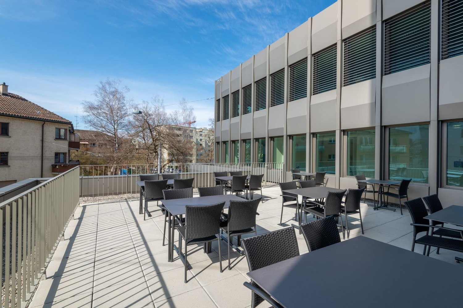 364m² office