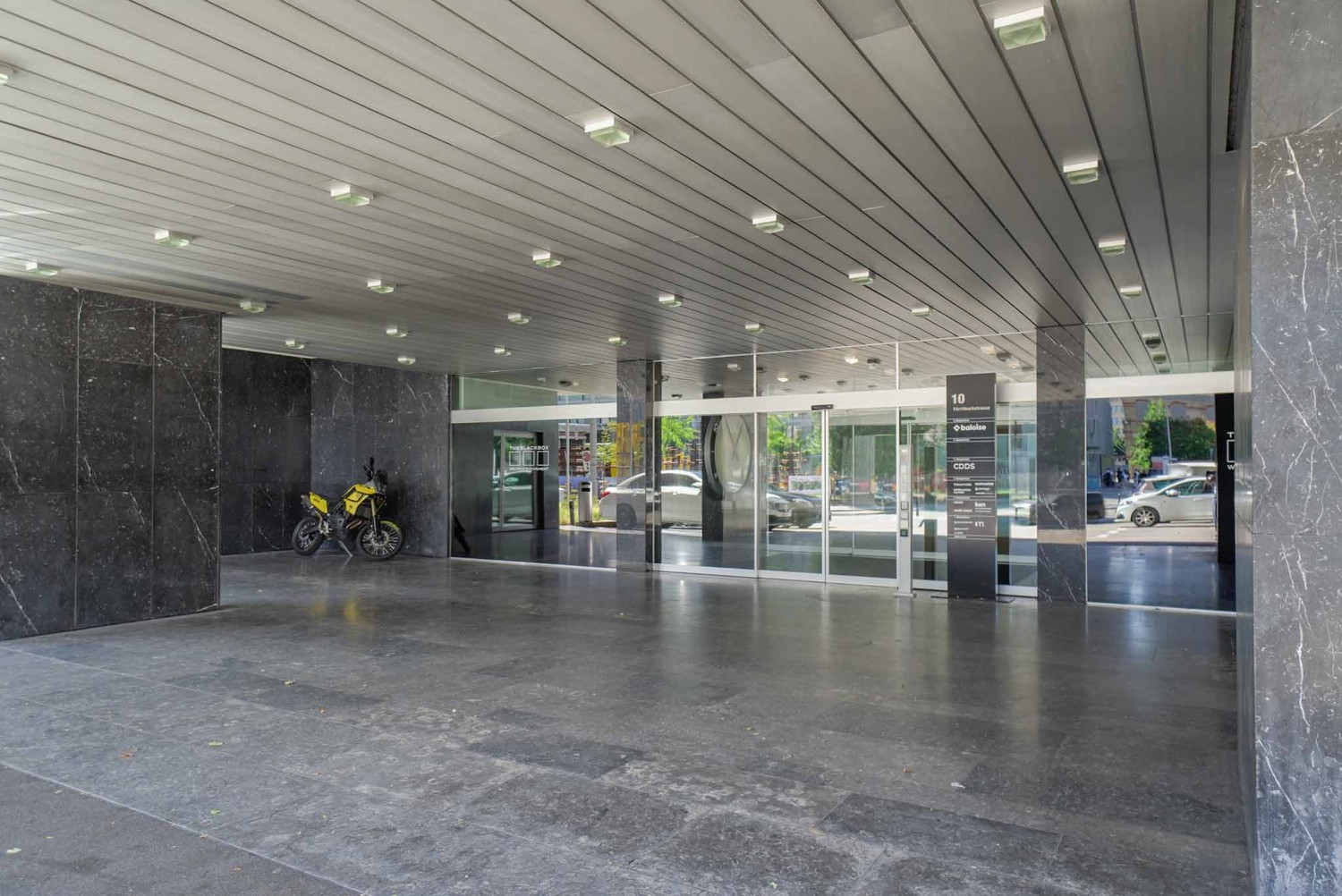 2140m² office