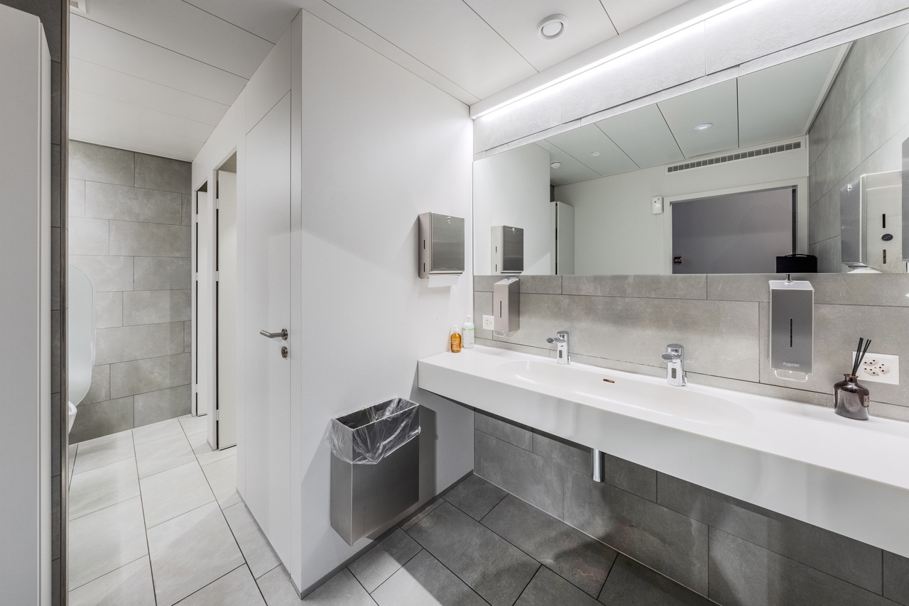 528m² office