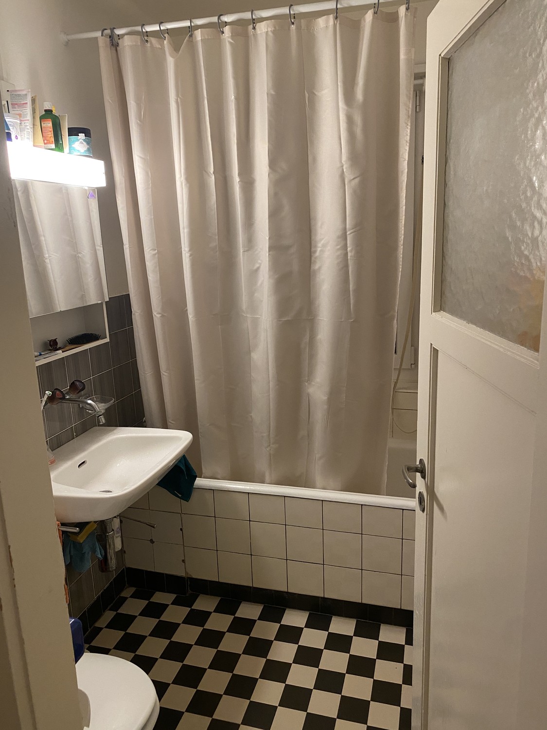 2 ½ room apartment

2.5-room apartment in Zürich Wiedikon for sublet.

I am subletting my cozy 2.5-room apartment in Wiedikon from 16 October to 24 November.

Important: I am looking for a clean, reliable and tidy person who treats the apartment with care. It would also be important to me that you t