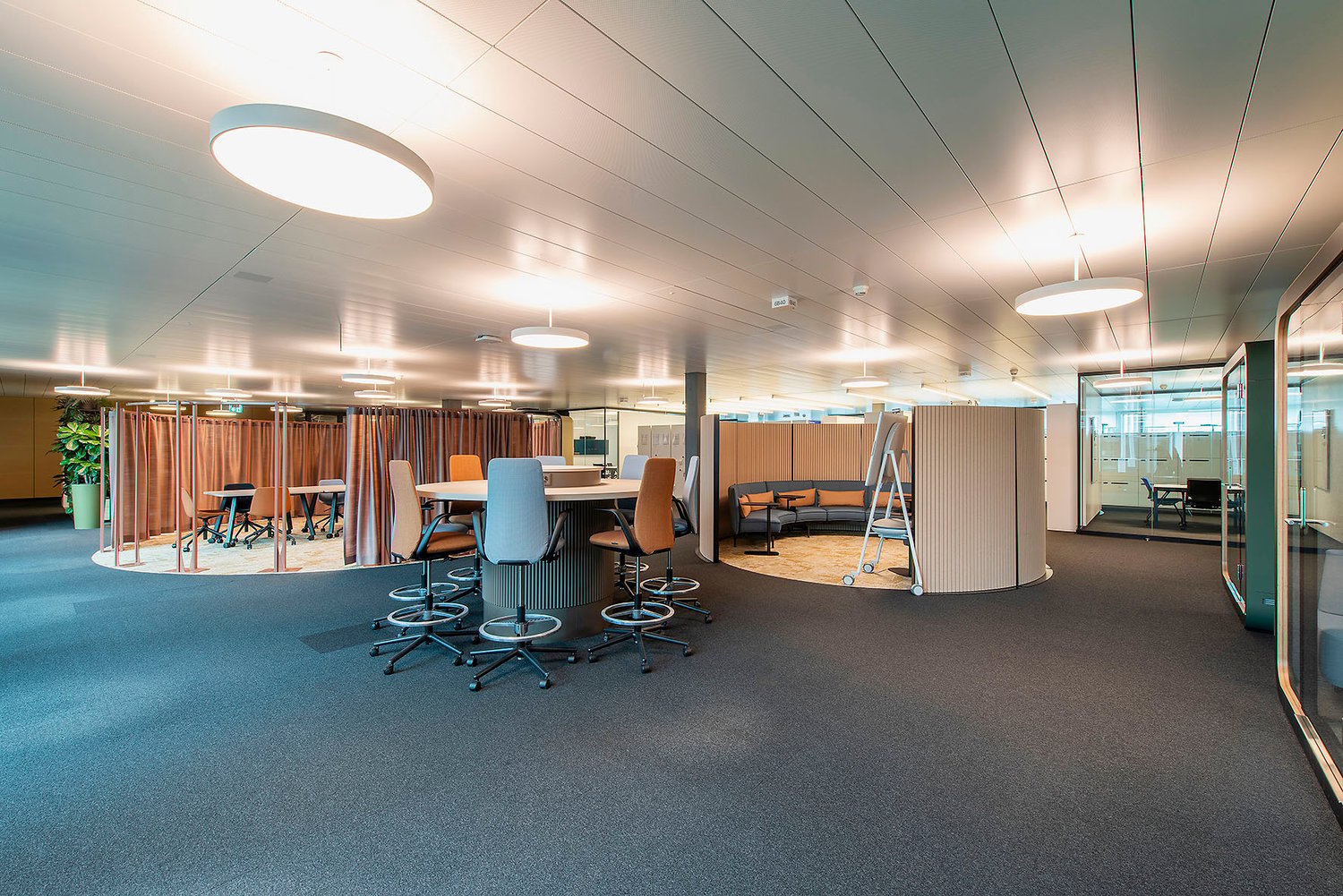 700m² office