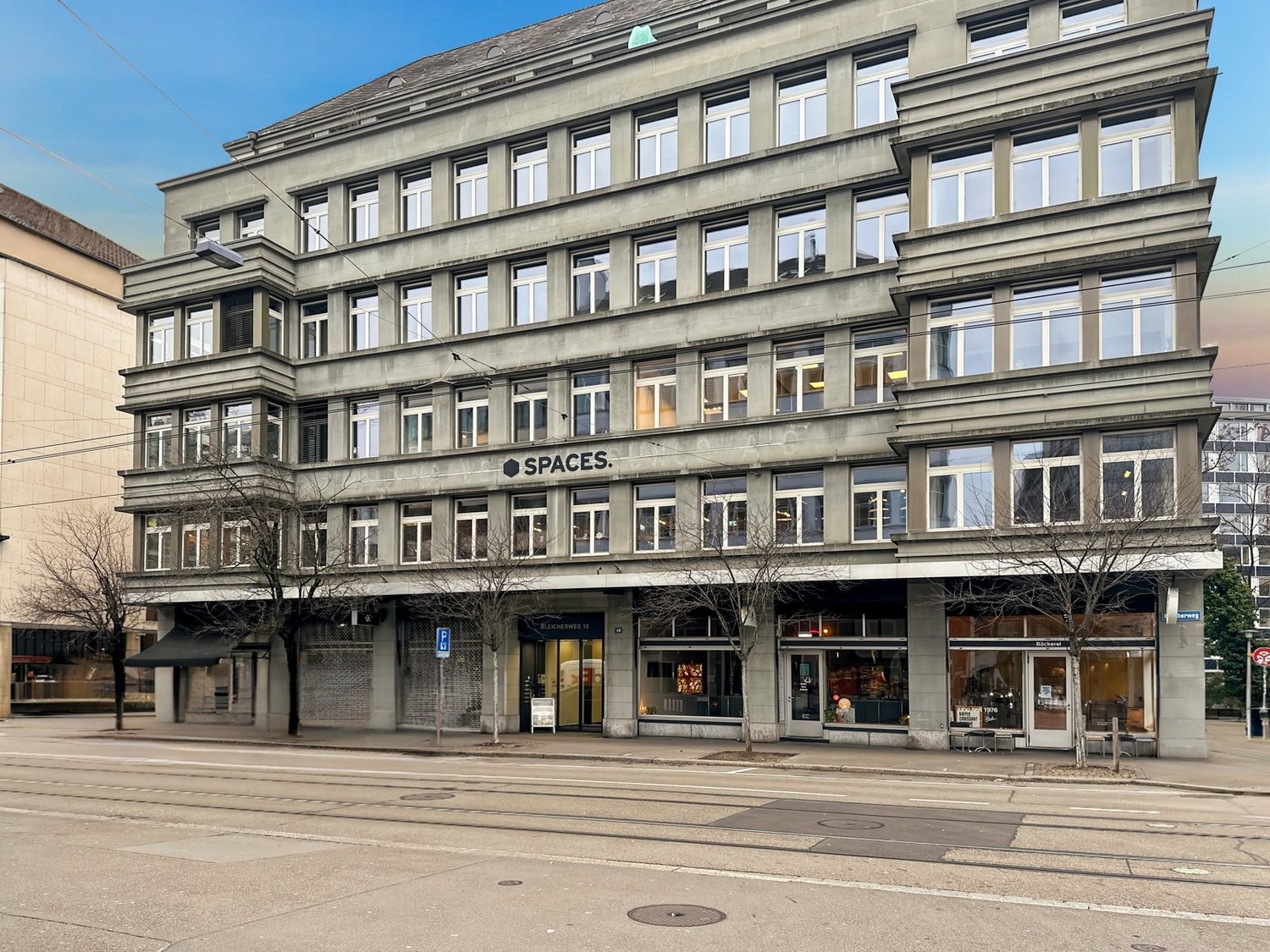 225m² office
