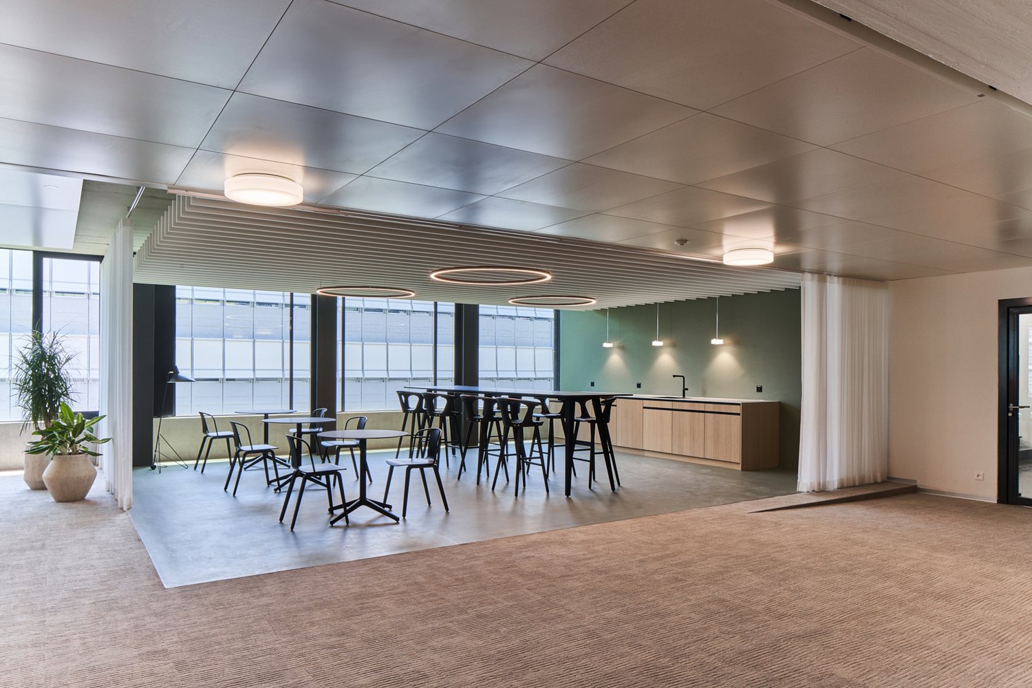 940m² office