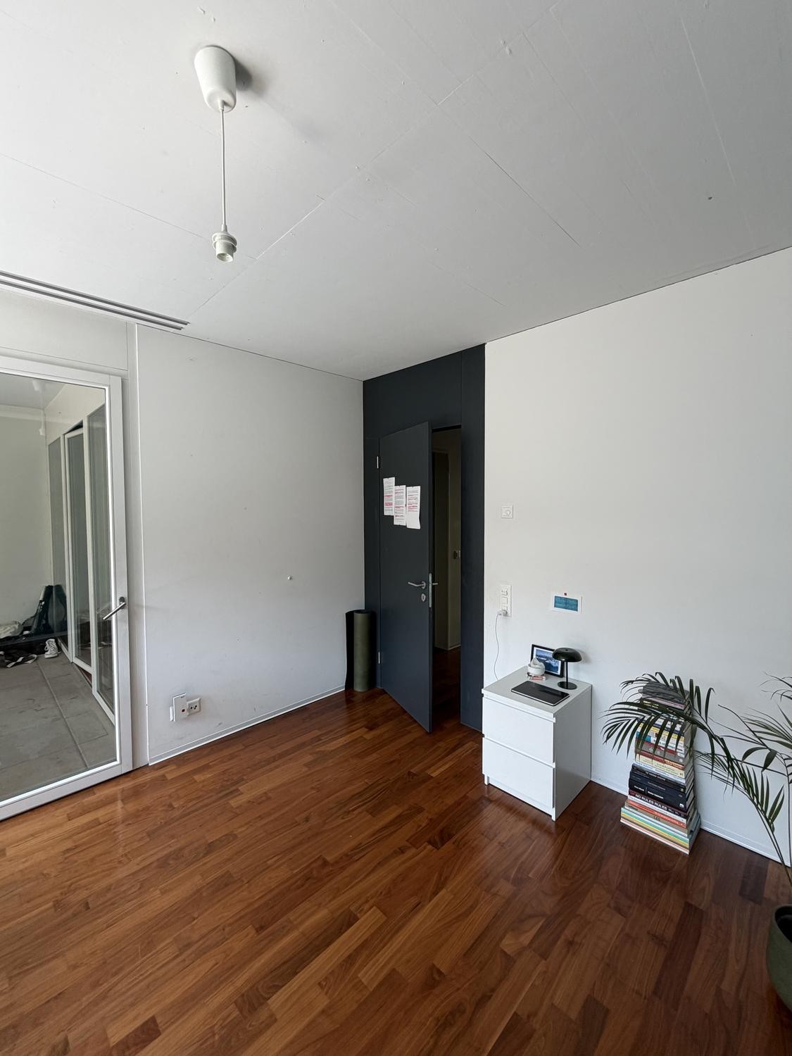 Zimmer in einer WG

Wir suchen einen freundlichen Mitbewohner/eine freundliche Mitbewohnerin für unsere WG! Das Zimmer (15 m²) ist ab dem **1. September** für **CHF 931.81/Monat** (inklusive Heizung) verfügbar und ist bis Januar 2027 garantiert, mit der Möglichkeit, um bis zu ein Jahr zu verlängern.