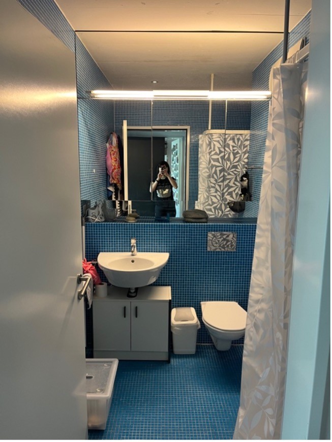 Zimmer in einer WG

Wir suchen einen freundlichen Mitbewohner/eine freundliche Mitbewohnerin für unsere WG! Das Zimmer (15 m²) ist ab dem **1. September** für **CHF 931.81/Monat** (inklusive Heizung) verfügbar und ist bis Januar 2027 garantiert, mit der Möglichkeit, um bis zu ein Jahr zu verlängern.