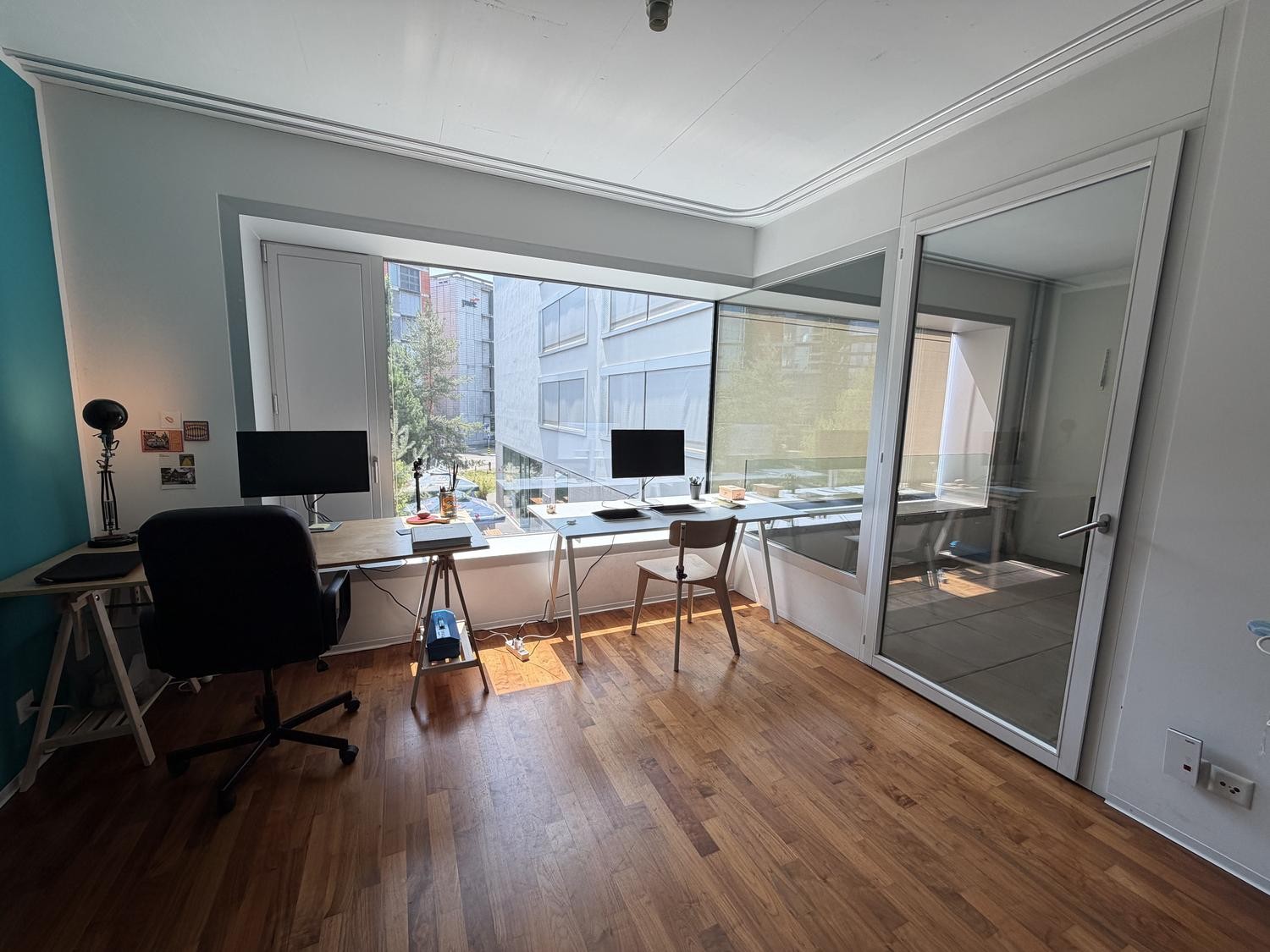 Zimmer in einer WG

Wir suchen einen freundlichen Mitbewohner/eine freundliche Mitbewohnerin für unsere WG! Das Zimmer (15 m²) ist ab dem **1. September** für **CHF 931.81/Monat** (inklusive Heizung) verfügbar und ist bis Januar 2027 garantiert, mit der Möglichkeit, um bis zu ein Jahr zu verlängern.