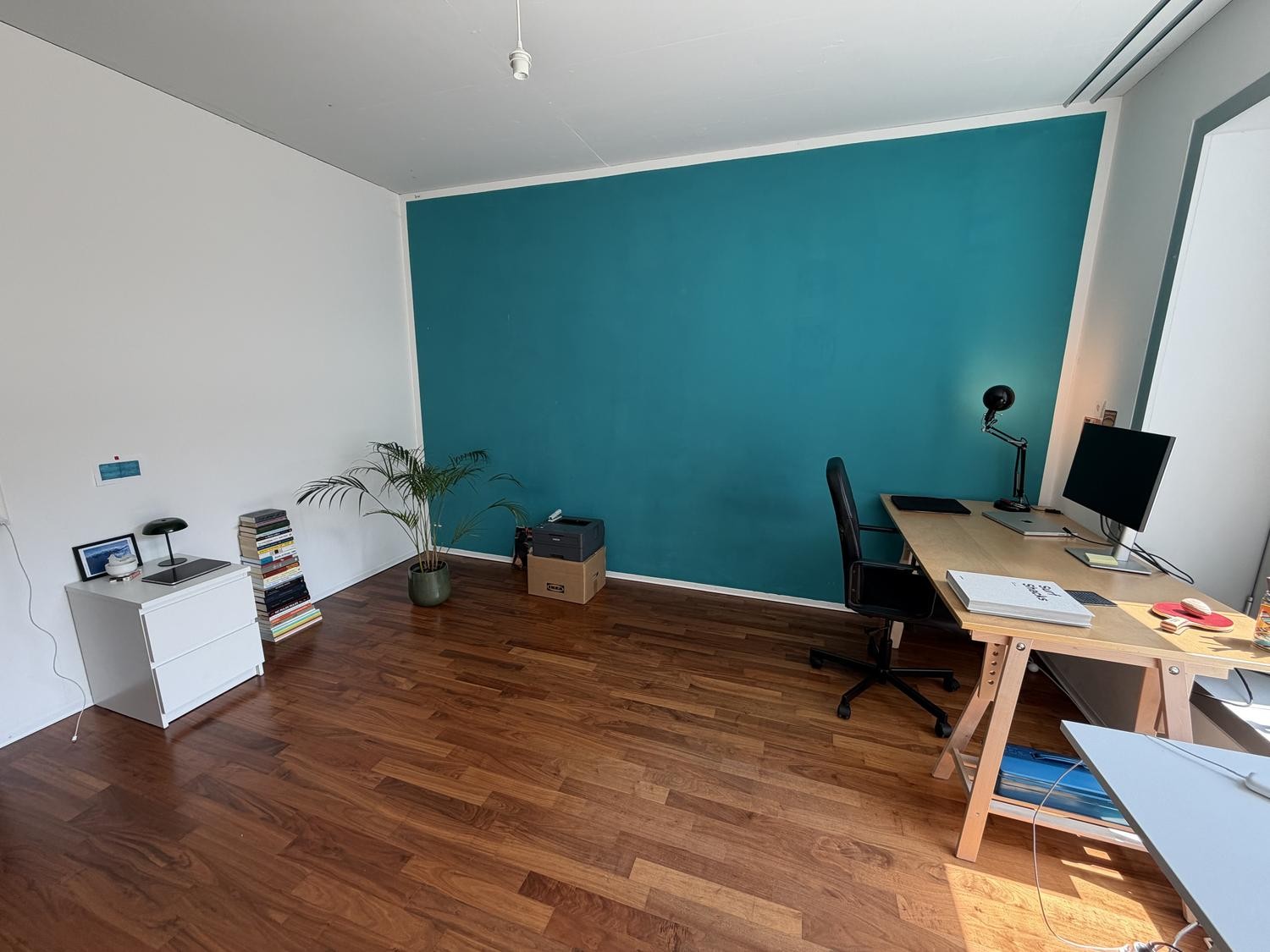Zimmer in einer WG

Wir suchen einen freundlichen Mitbewohner/eine freundliche Mitbewohnerin für unsere WG! Das Zimmer (15 m²) ist ab dem **1. September** für **CHF 931.81/Monat** (inklusive Heizung) verfügbar und ist bis Januar 2027 garantiert, mit der Möglichkeit, um bis zu ein Jahr zu verlängern.