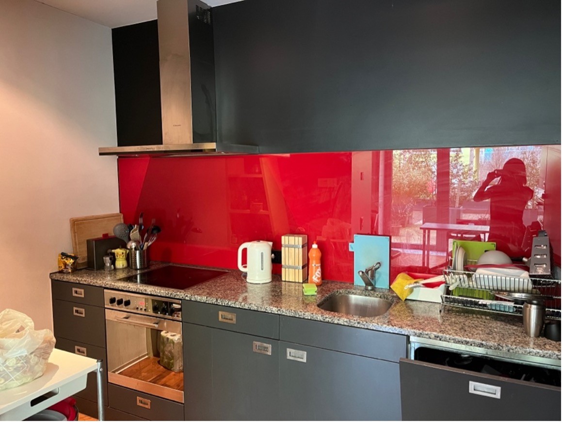Zimmer in einer WG

Wir suchen einen freundlichen Mitbewohner/eine freundliche Mitbewohnerin für unsere WG! Das Zimmer (15 m²) ist ab dem **1. September** für **CHF 931.81/Monat** (inklusive Heizung) verfügbar und ist bis Januar 2027 garantiert, mit der Möglichkeit, um bis zu ein Jahr zu verlängern.