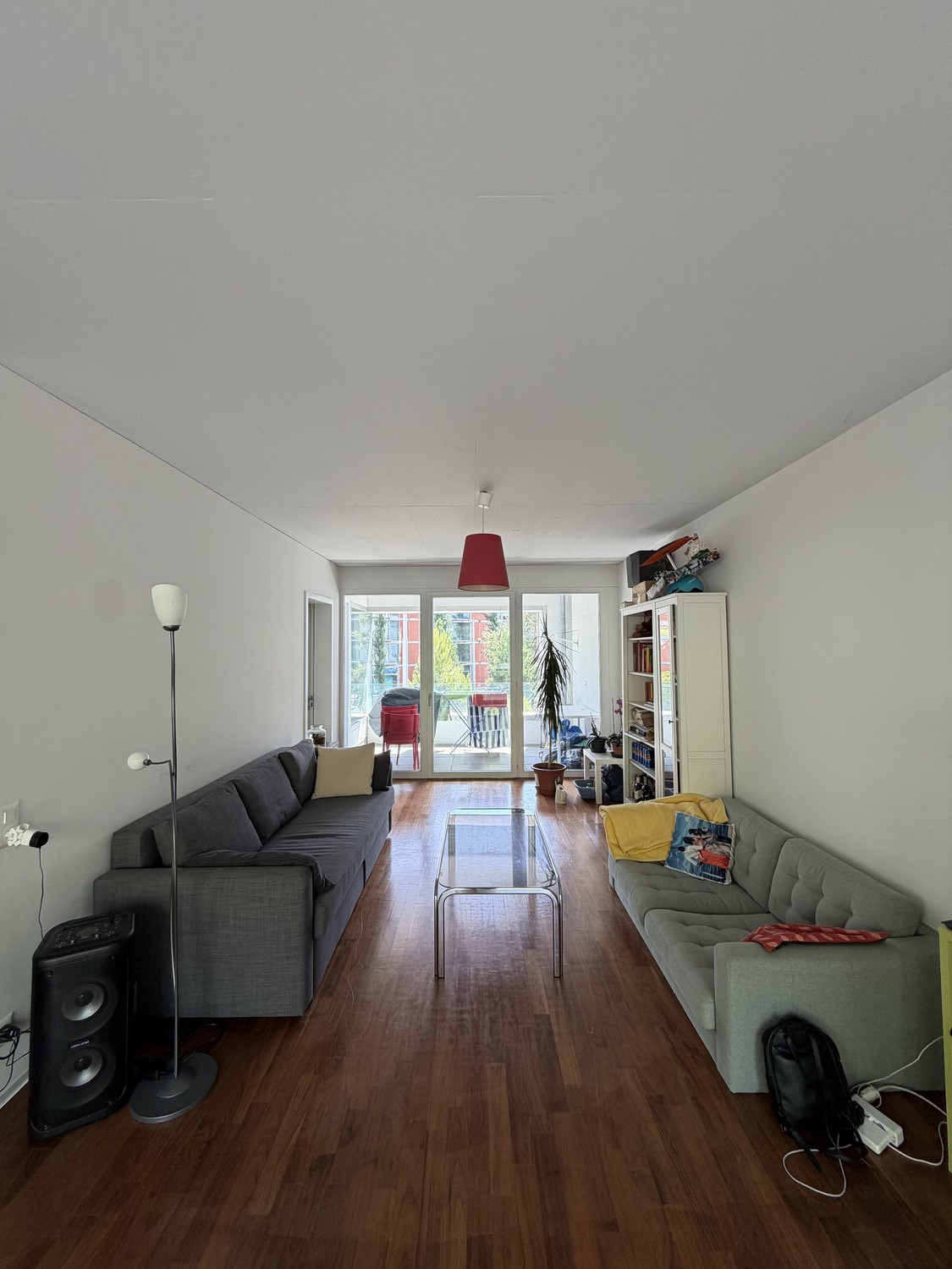 Zimmer in einer WG

Wir suchen einen freundlichen Mitbewohner/eine freundliche Mitbewohnerin für unsere WG! Das Zimmer (15 m²) ist ab dem **1. September** für **CHF 931.81/Monat** (inklusive Heizung) verfügbar und ist bis Januar 2027 garantiert, mit der Möglichkeit, um bis zu ein Jahr zu verlängern.