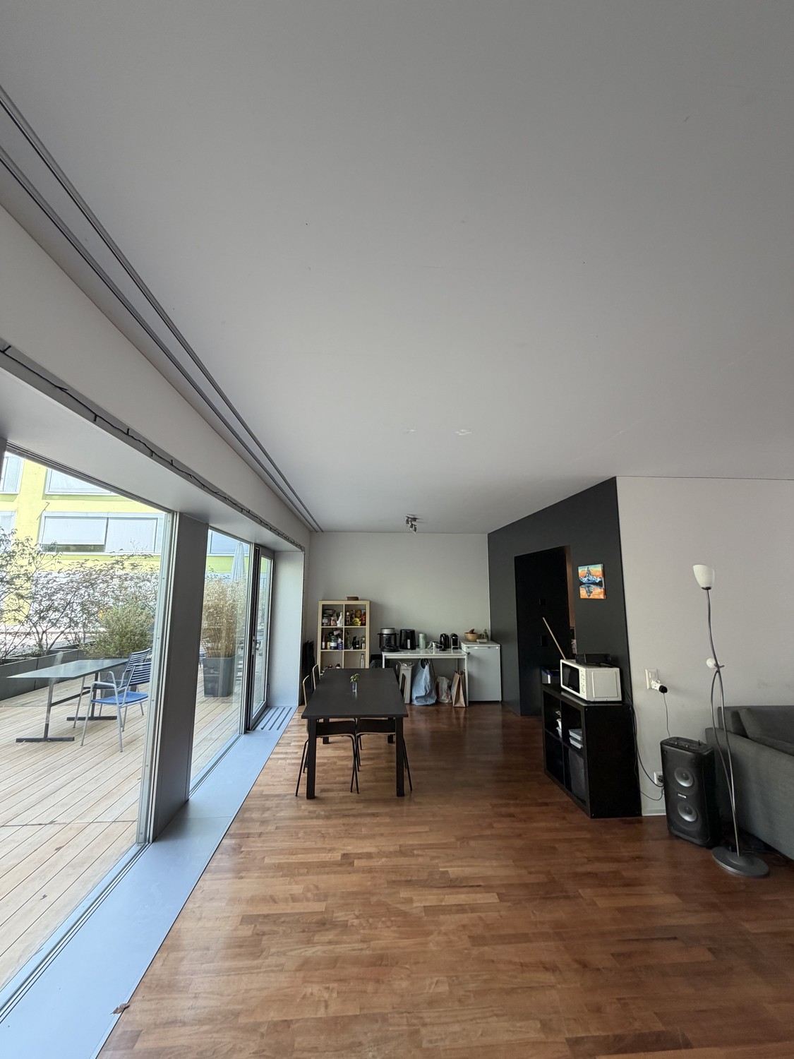 Zimmer in einer WG

Wir suchen einen freundlichen Mitbewohner/eine freundliche Mitbewohnerin für unsere WG! Das Zimmer (15 m²) ist ab dem **1. September** für **CHF 931.81/Monat** (inklusive Heizung) verfügbar und ist bis Januar 2027 garantiert, mit der Möglichkeit, um bis zu ein Jahr zu verlängern.