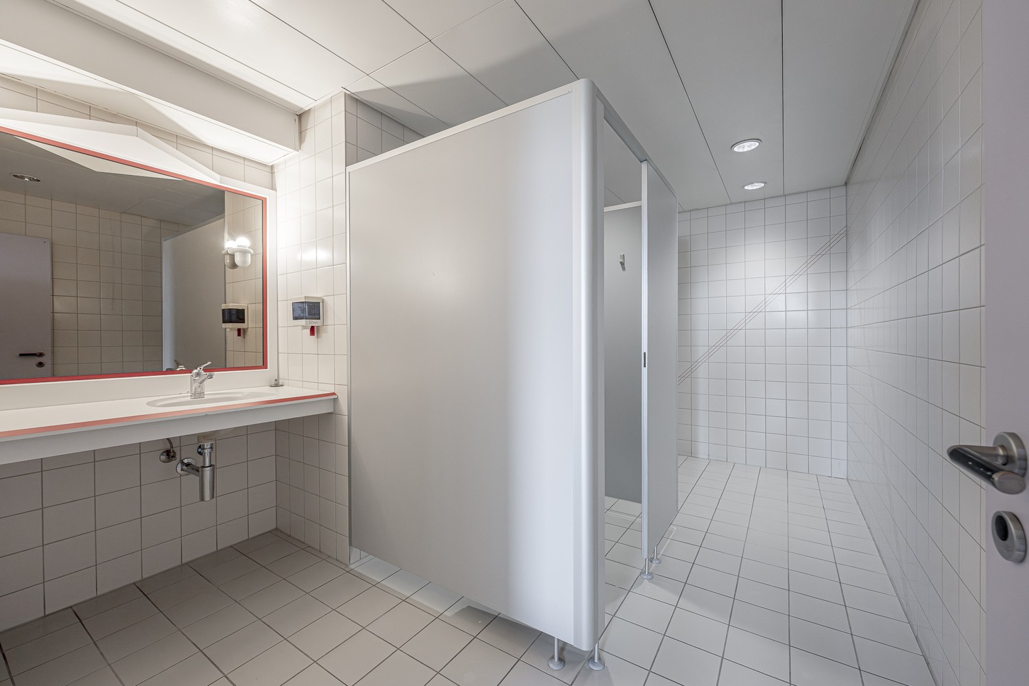 630m² office