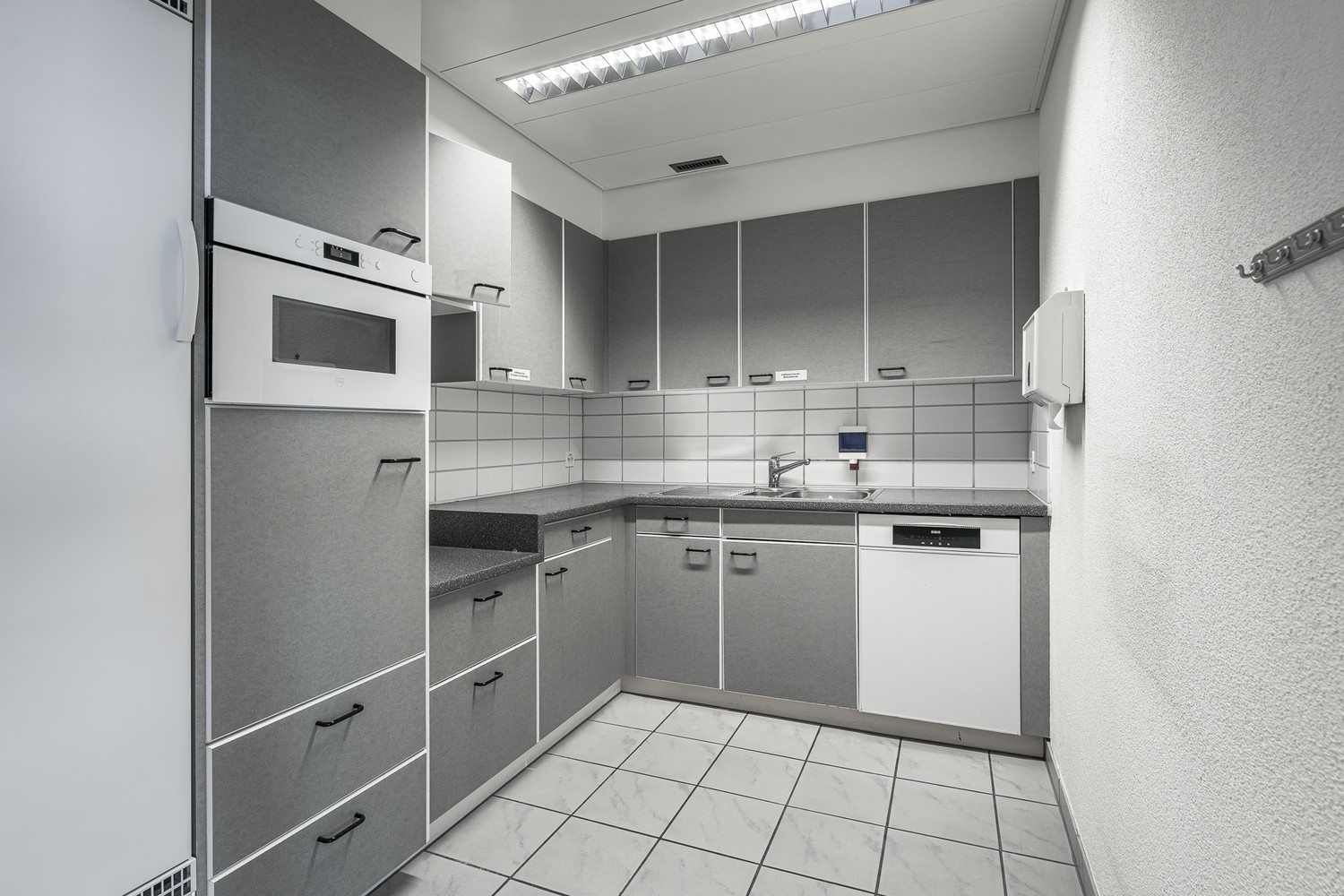 630m² office