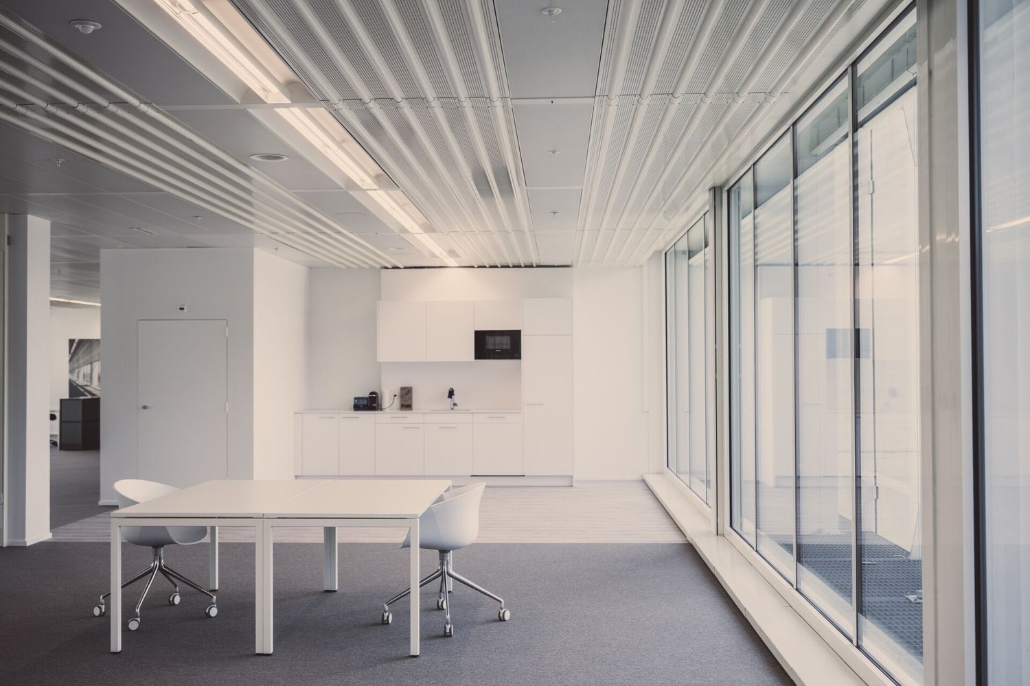 962m² office