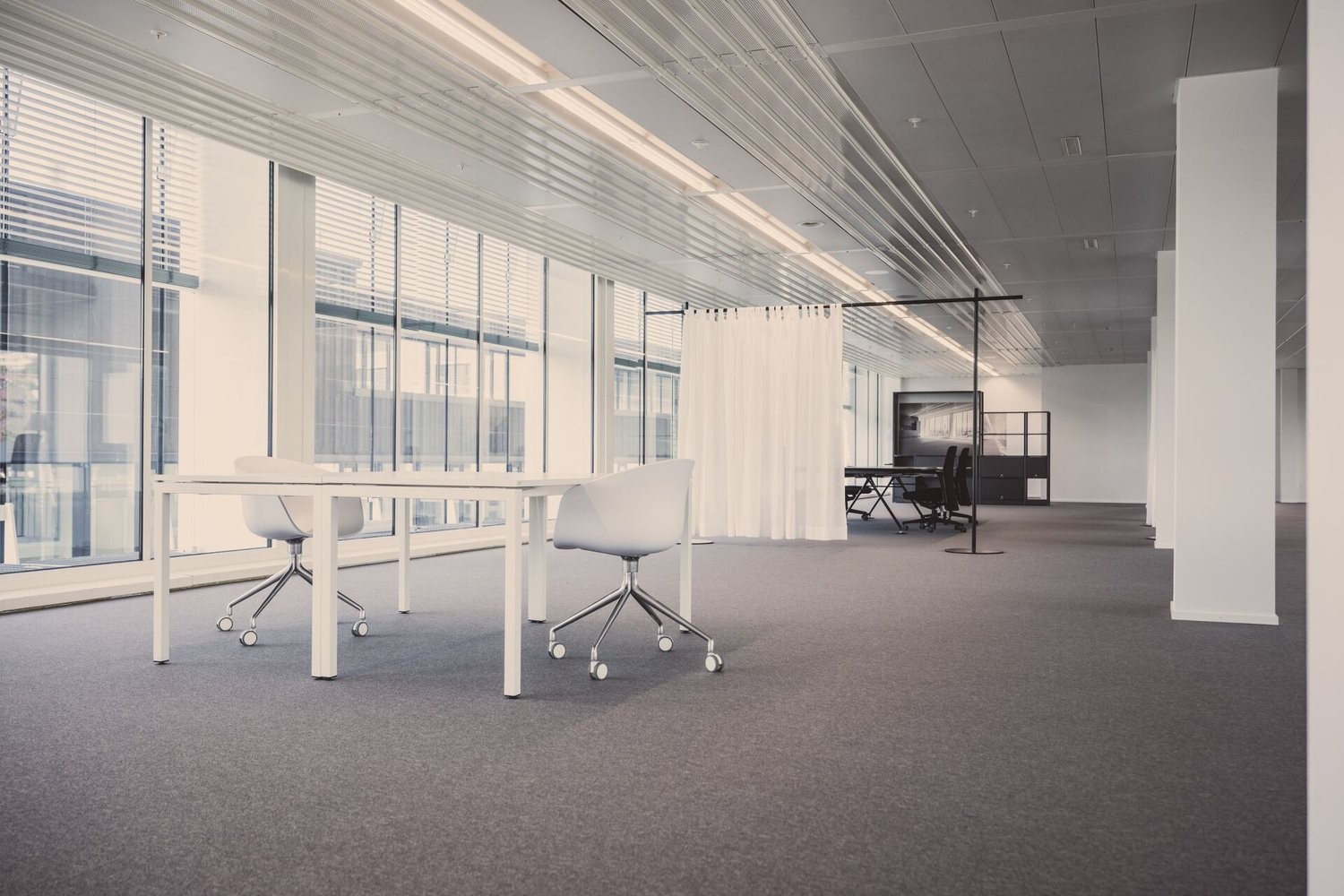 962m² office