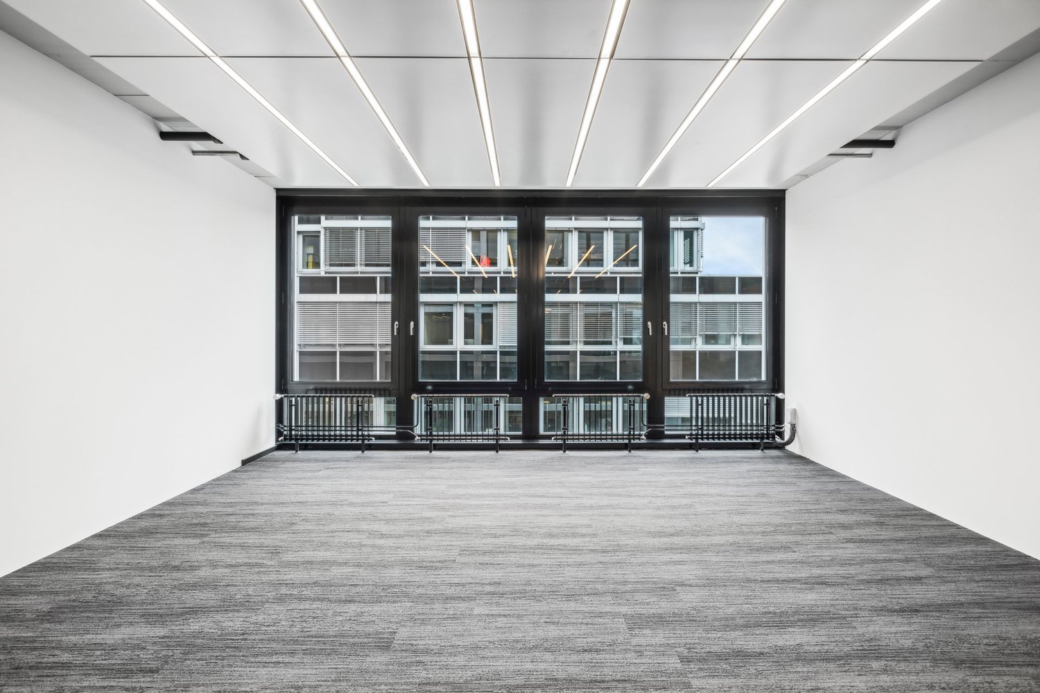 440m² office