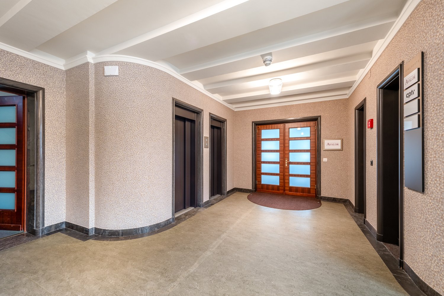 240m² office