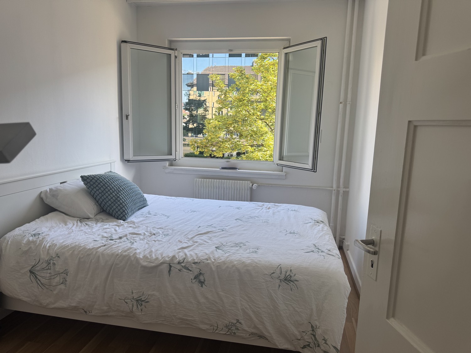 Zimmer in einer Wohngemeinschaft

Nur Frauen

Einzelzimmer in Zürich Altstetten in einer tollen, praktischen Lage zu vermieten. Ein Lebensmittelgeschäft (2 Min.), ein Fitnessstudio (4 Min. zu Fuss) und der öffentliche Verkehr sind alle in der Nähe.

Sie werden die Wohnung mit einer freundlichen, unk