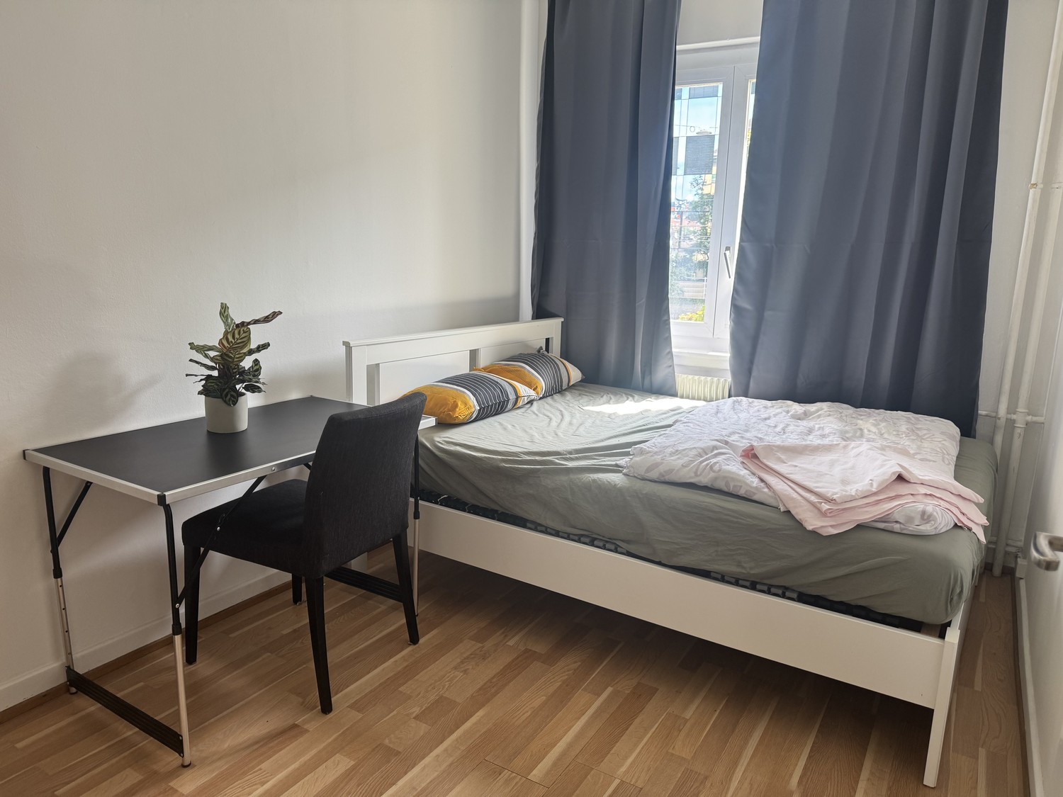Zimmer in einer Wohngemeinschaft

Nur Frauen

Einzelzimmer in Zürich Altstetten in einer tollen, praktischen Lage zu vermieten. Ein Lebensmittelgeschäft (2 Min.), ein Fitnessstudio (4 Min. zu Fuss) und der öffentliche Verkehr sind alle in der Nähe.

Sie werden die Wohnung mit einer freundlichen, unk