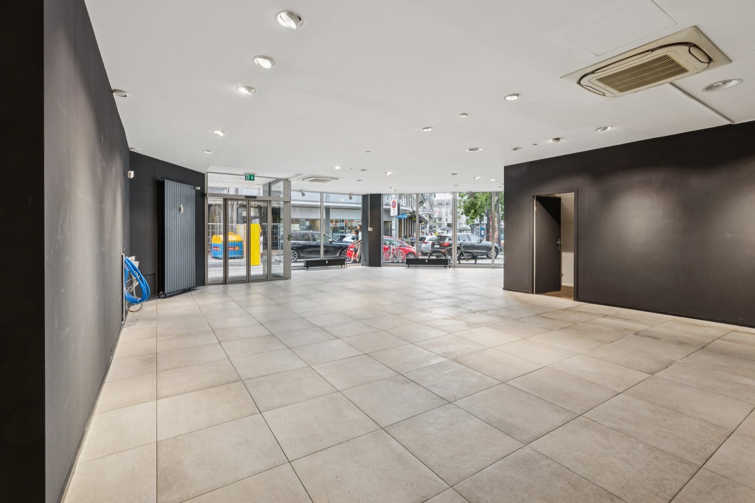 143m² shop