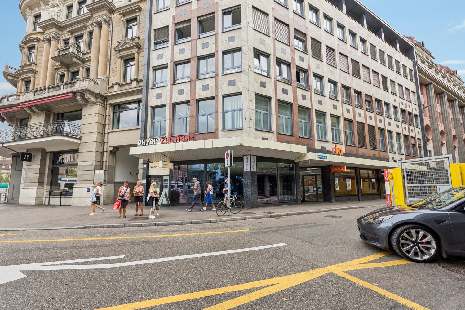 143m² shop