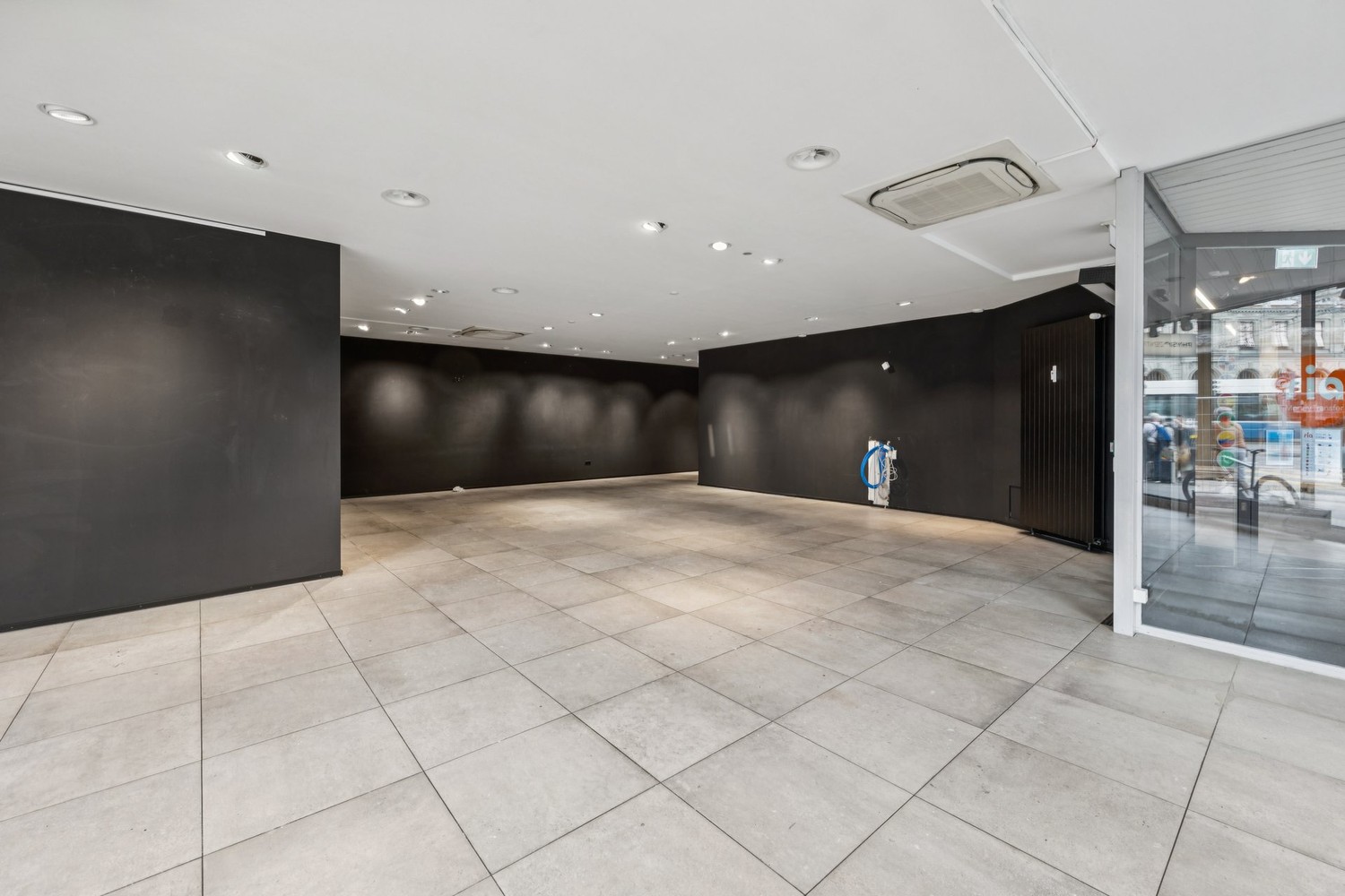 143m² shop