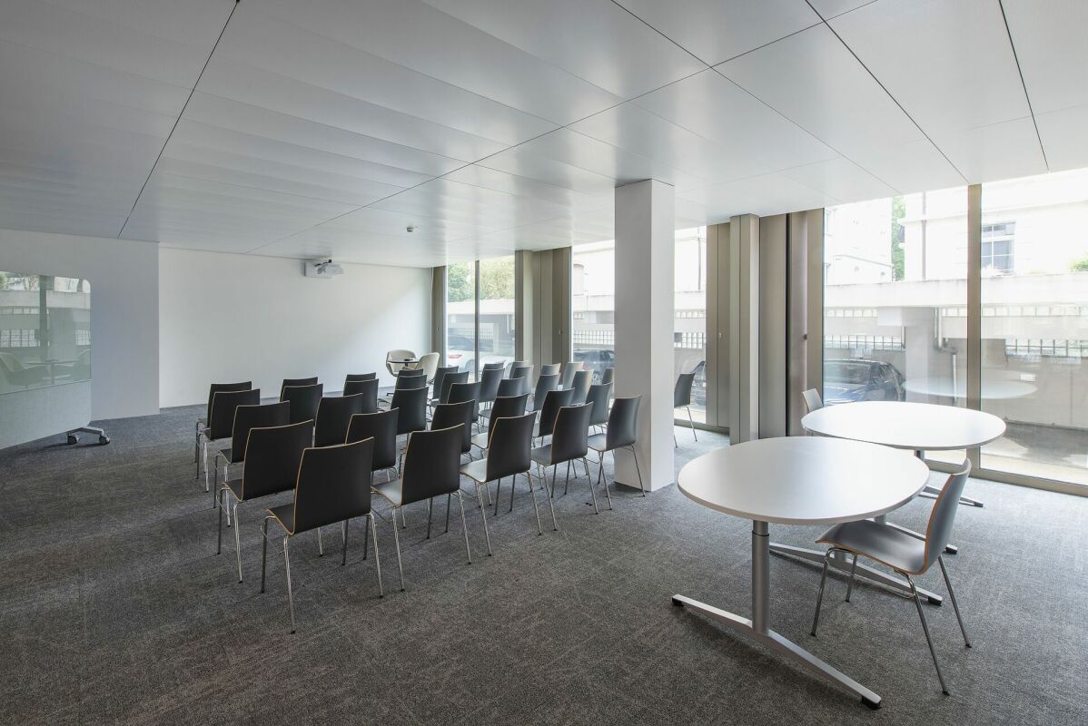 858m² office