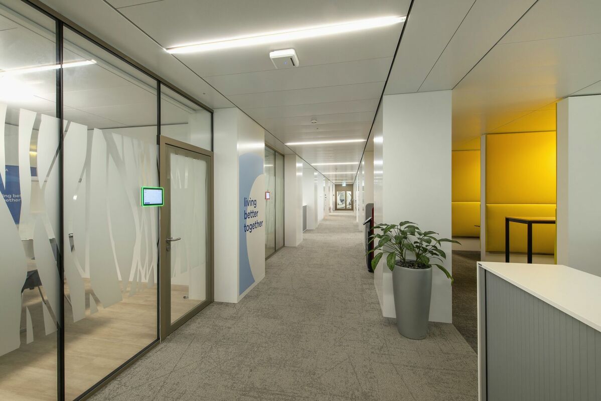 858m² office