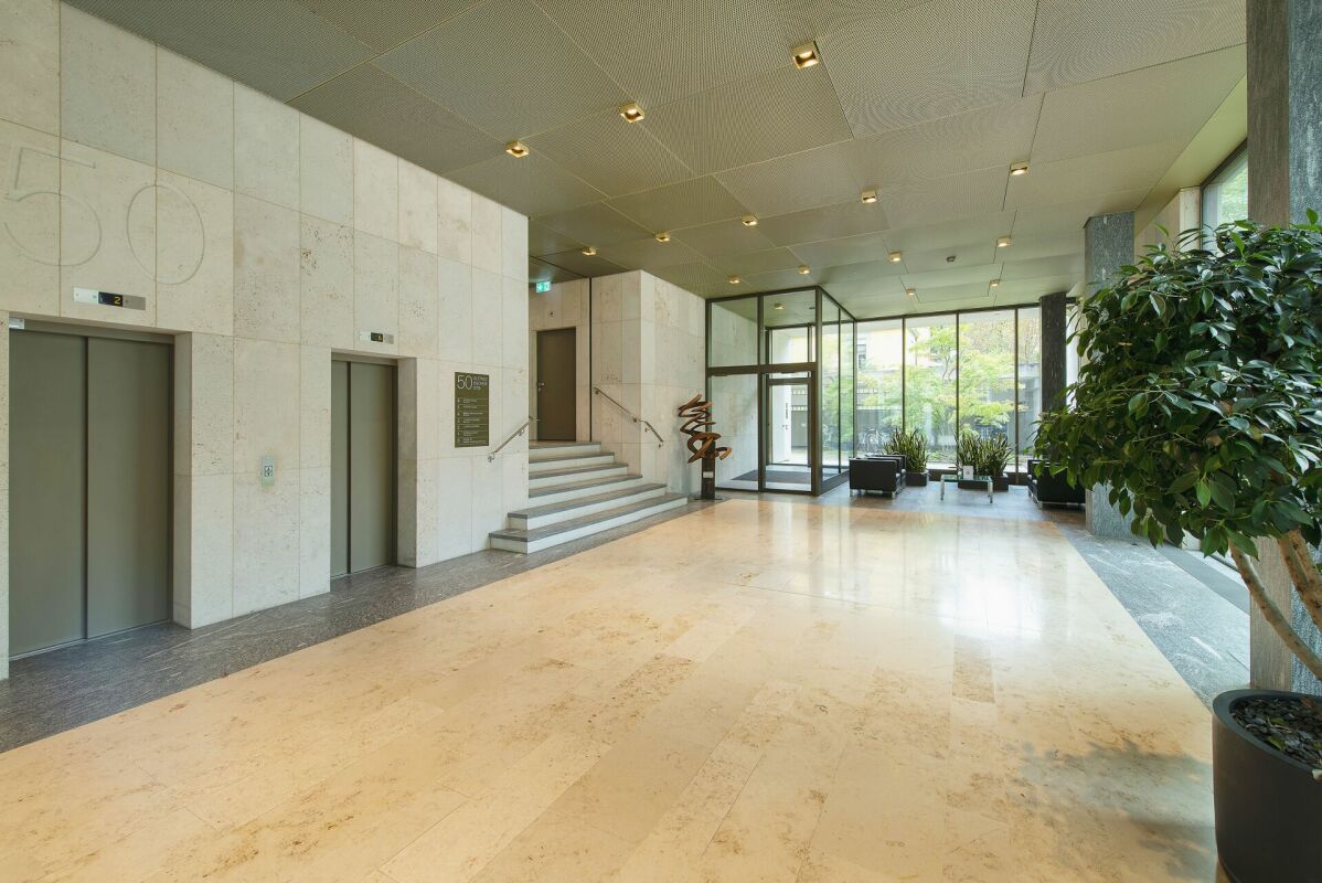 858m² office