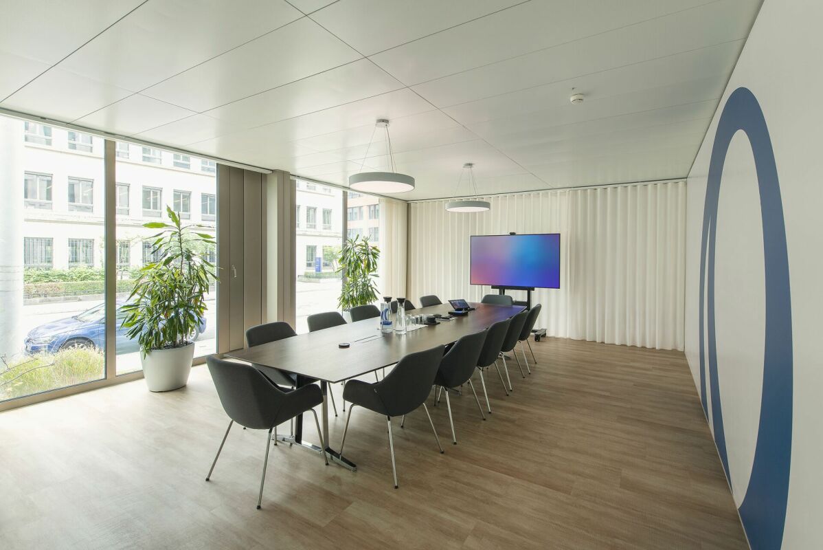 858m² office