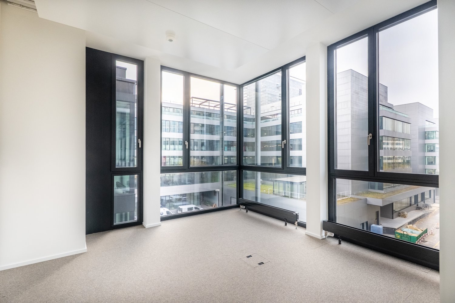 2000m² office