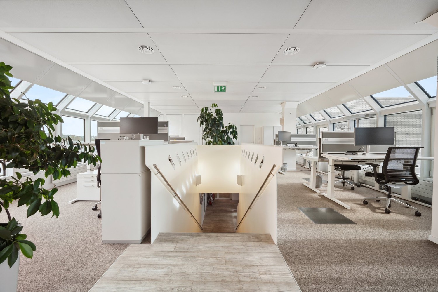 1574m² office