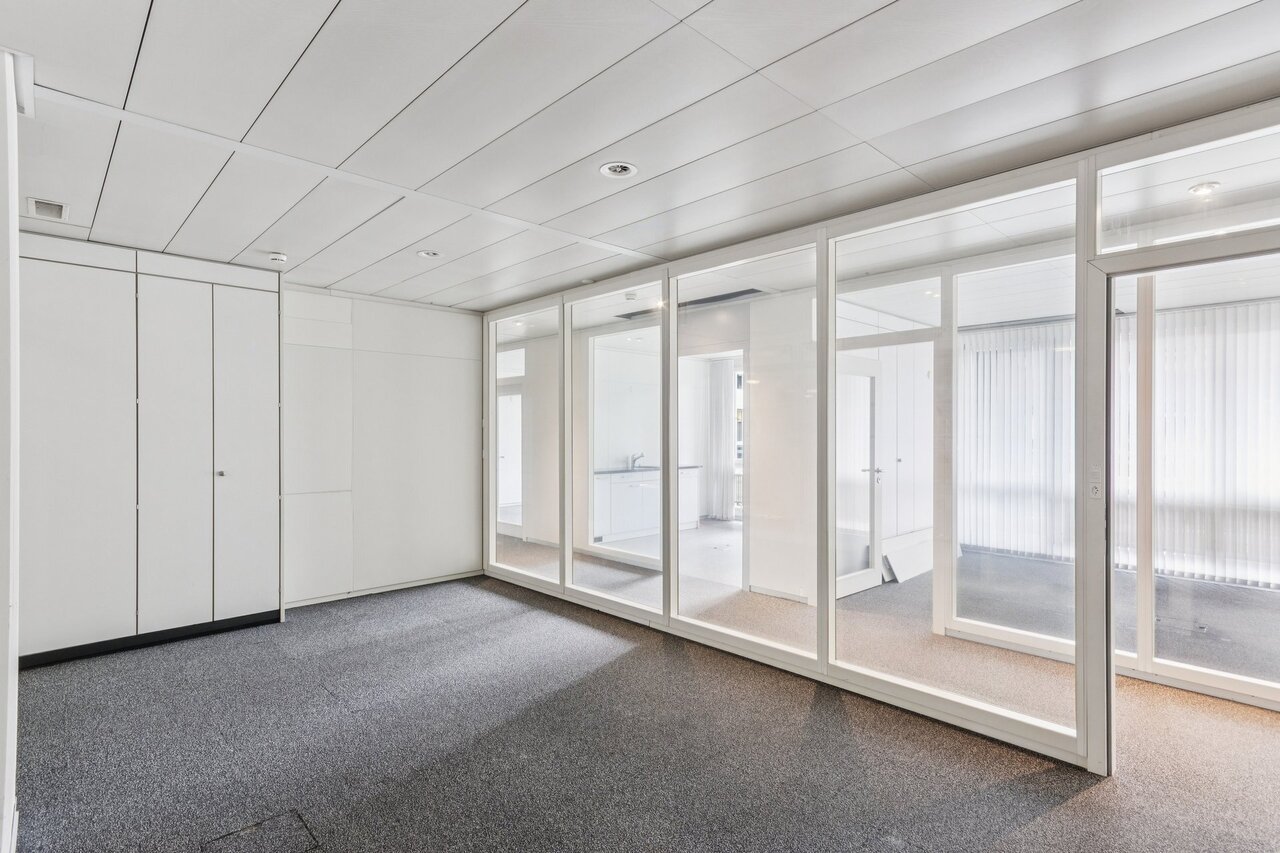 180m² office