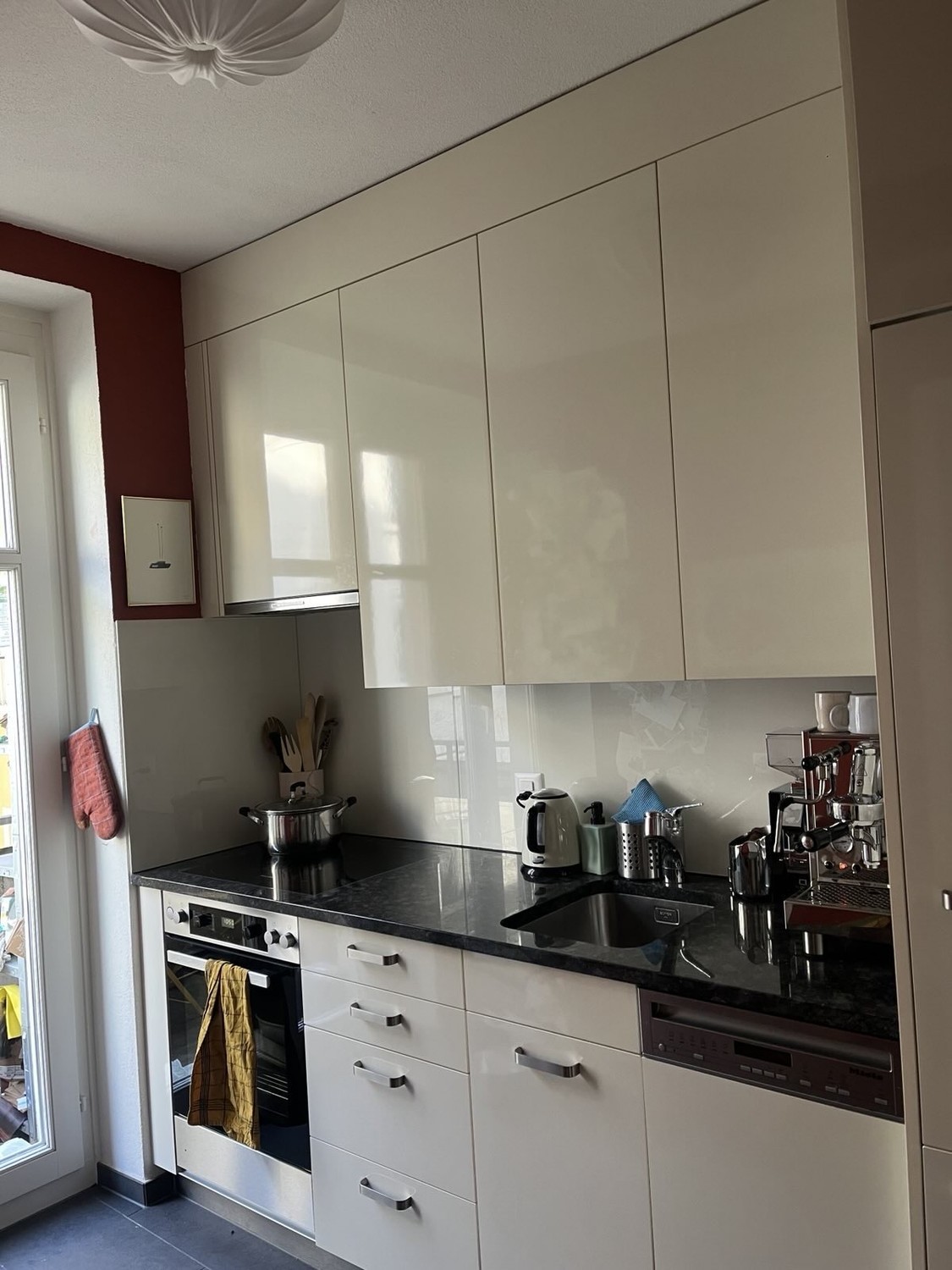 Appartement de 3 ½ pièces

Bonjour à tous, 
Nous sous-louons notre bel appartement du 10 juin à la fin du mois d'août. Nous sommes flexibles sur le début et la fin de la période de sous-location, mais nous aimerions idéalement le louer pour 2 mois. 
L'appartement est situé dans un quartier animé (be