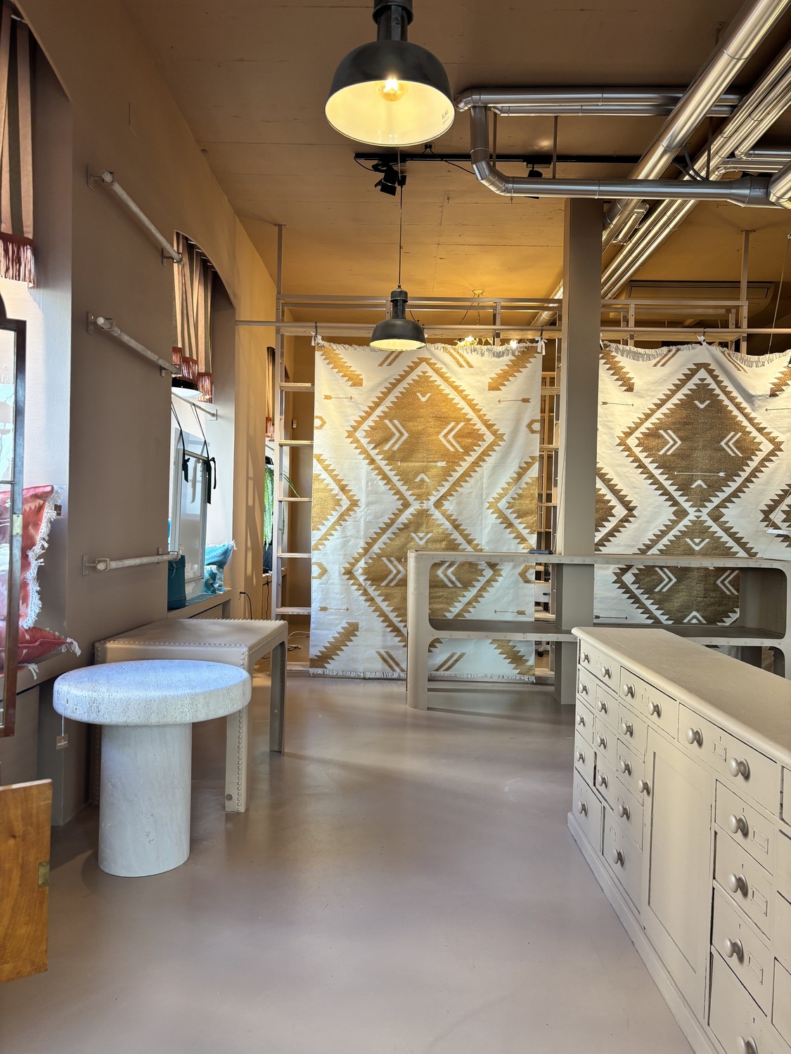 133m² shop