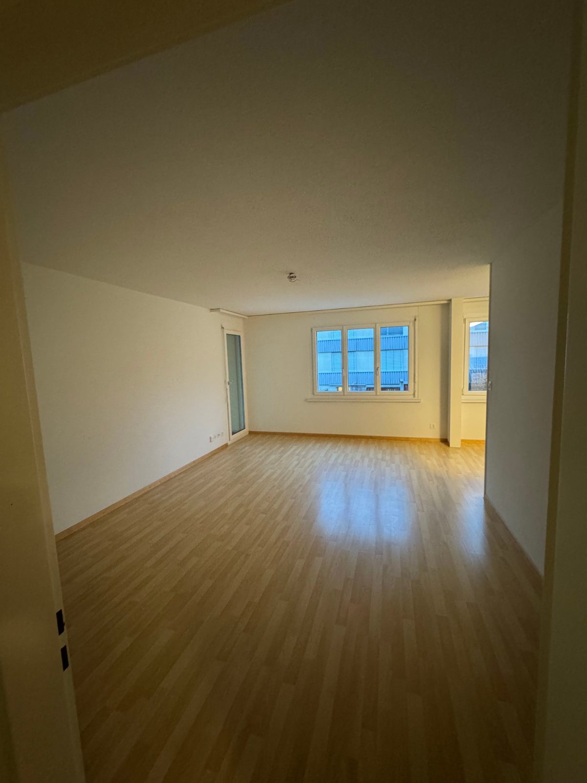 2.5 room Apartment for rent, Available Nov 15, very close to train station, photo 1 of 4