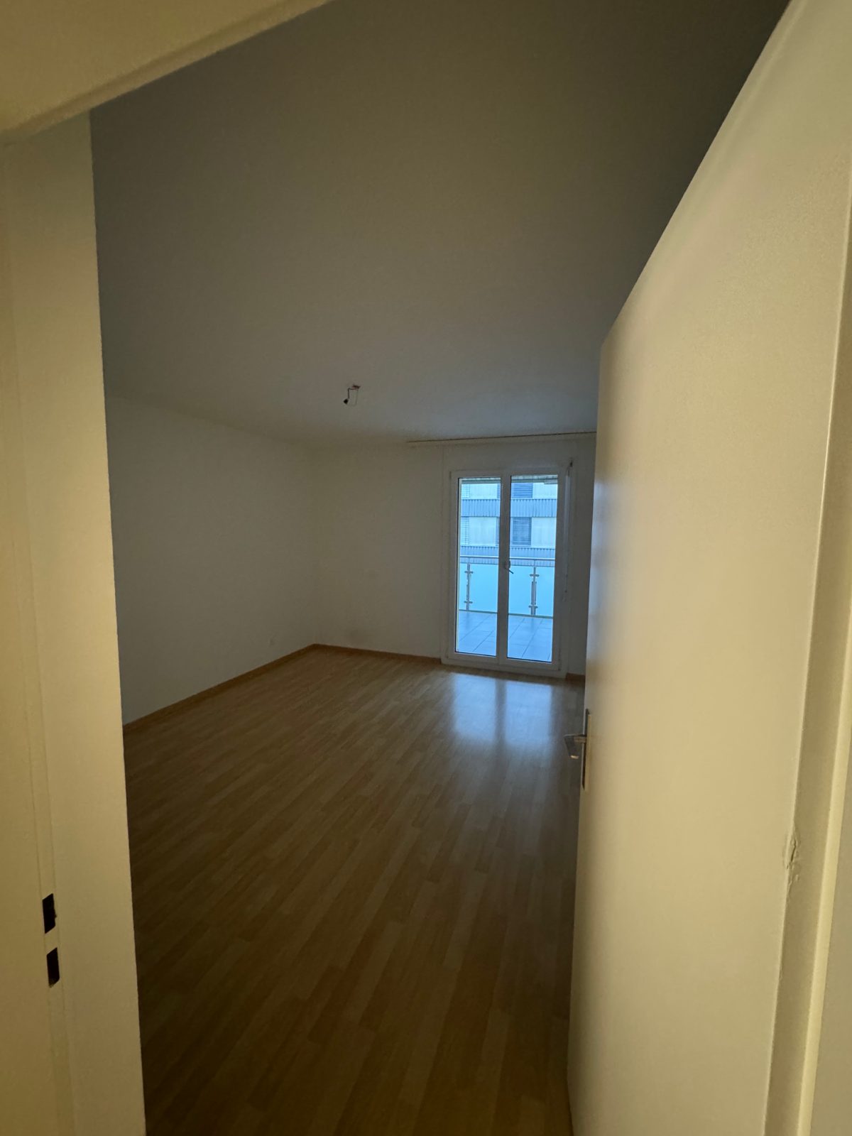 2.5 room Apartment for rent, Available Nov 15, very close to train station, photo 3 of 4