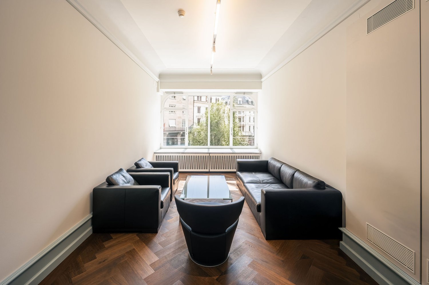 210m² office