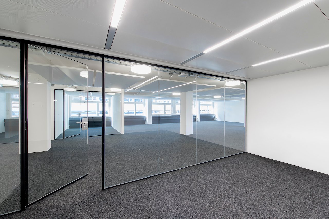 832m² office