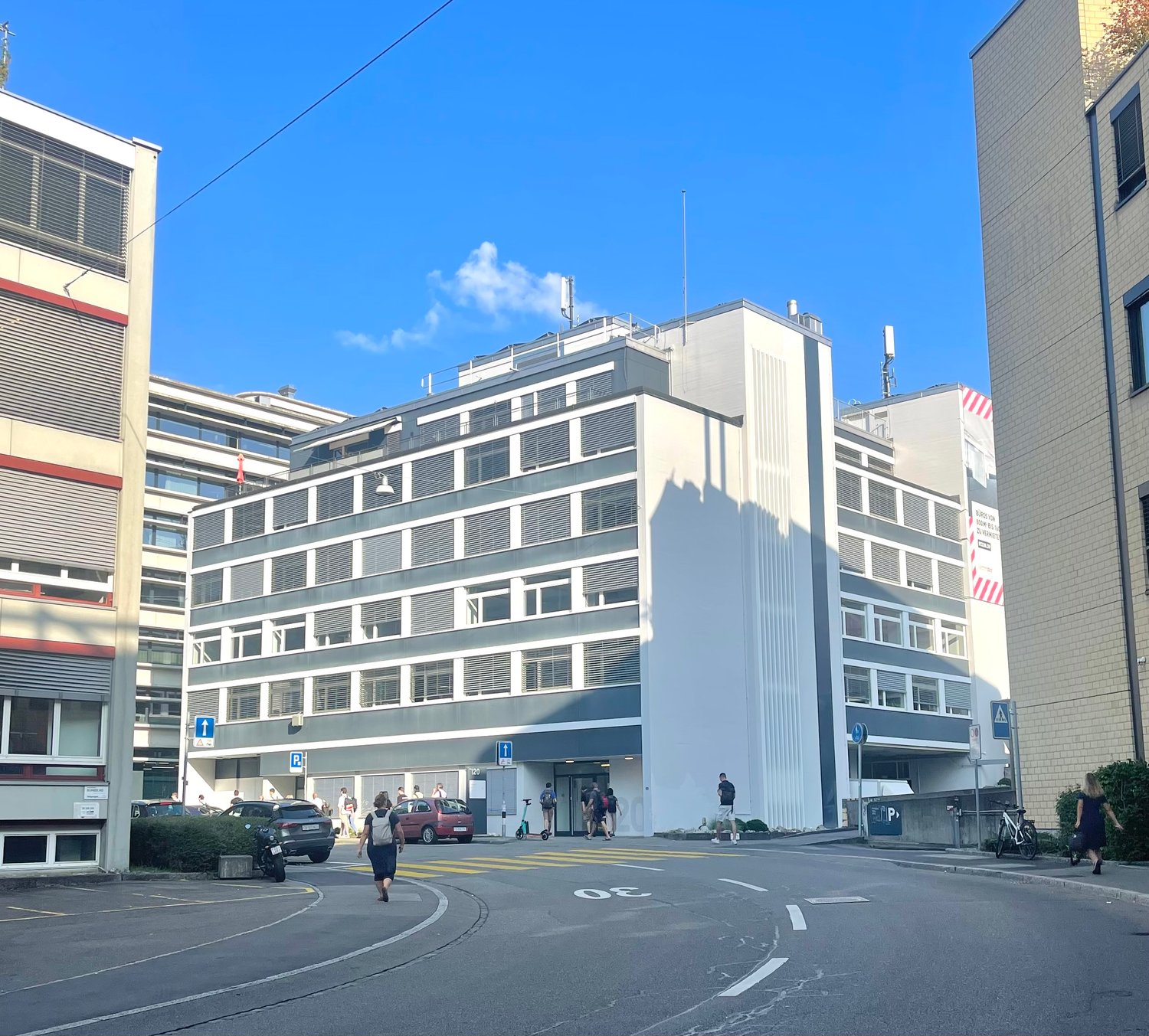 832m² office