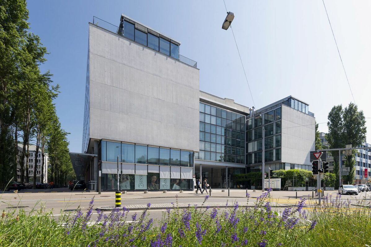 565m² office